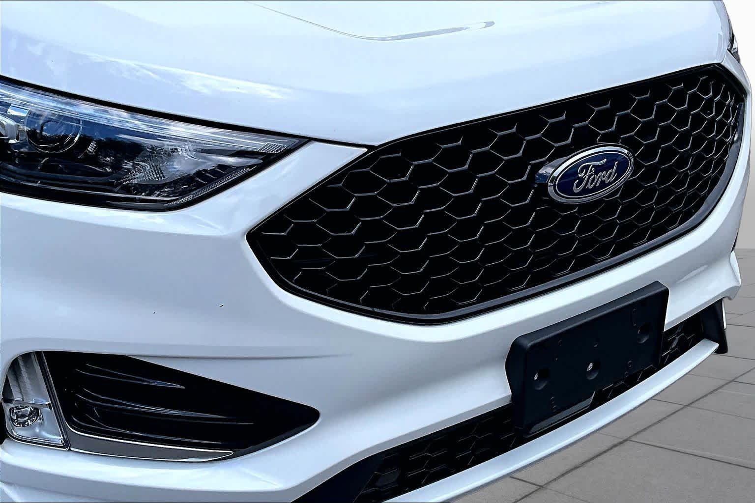 Used 2023 Star White Metallic Tri-Coat Ford ST-Line image 29