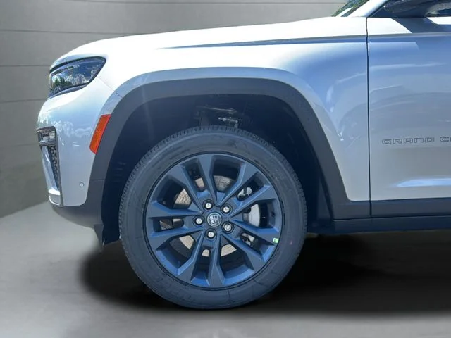New 2026 Silver Zynith Exterior Paint Jeep Limited image 24