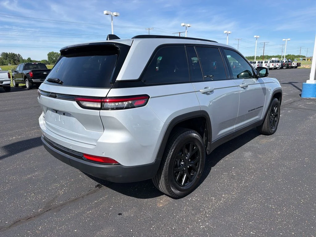 Used 2025 Silver Jeep Altitude image 5