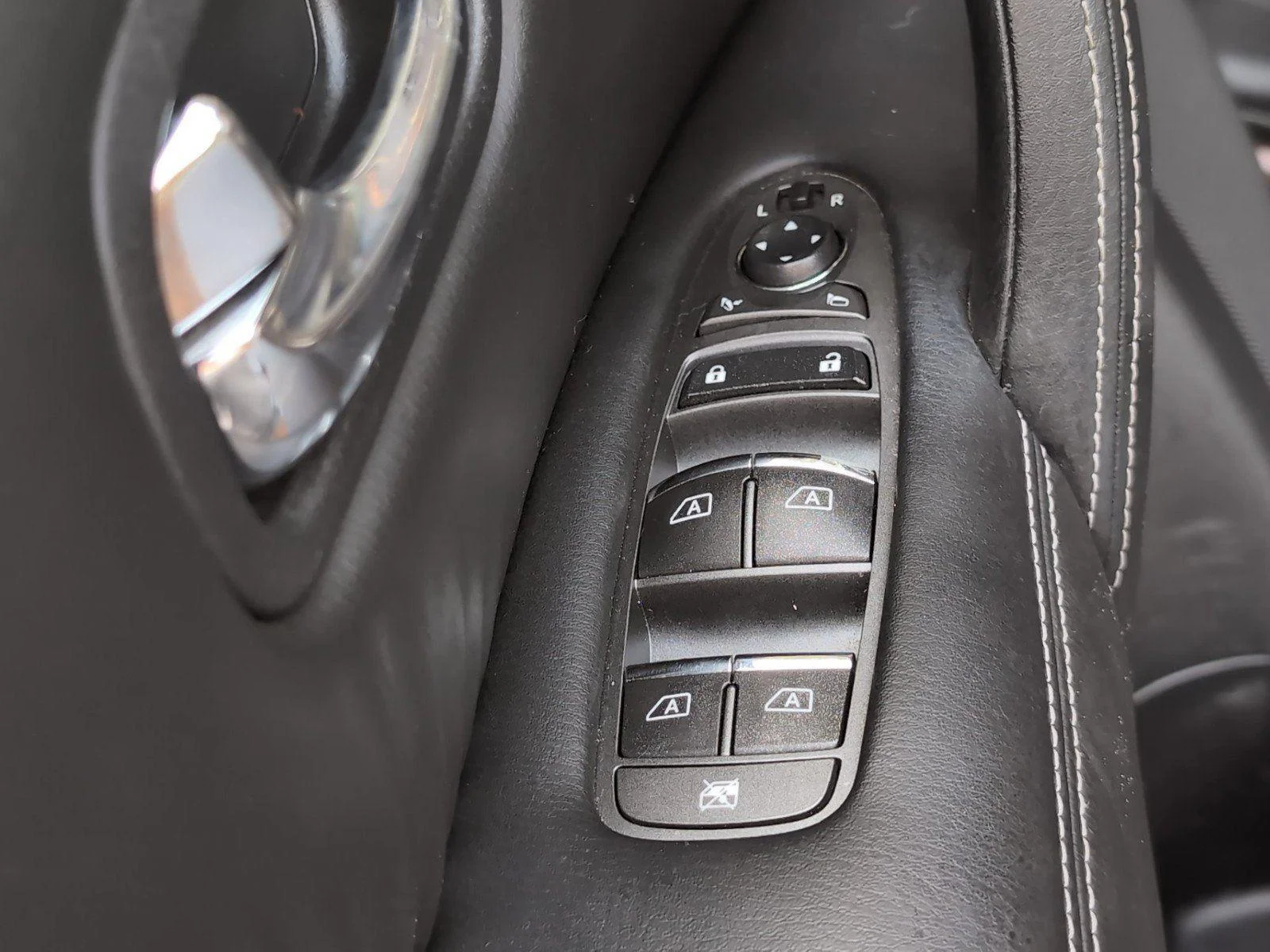 Used 2018 Mocha Almond Nissan Platinum image 19