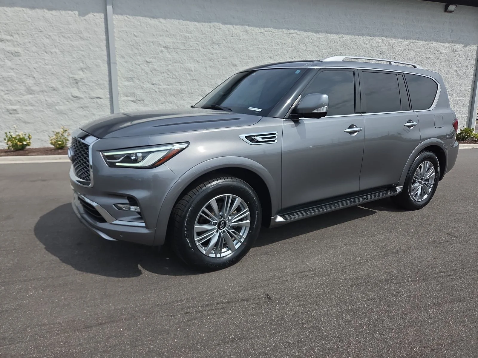 2021 INFINITI QX80's photo