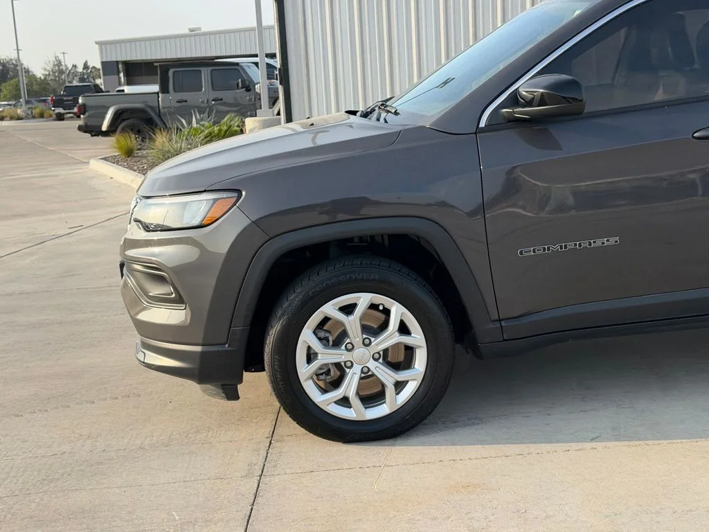 Used 2024 Gray Jeep Latitude image 9