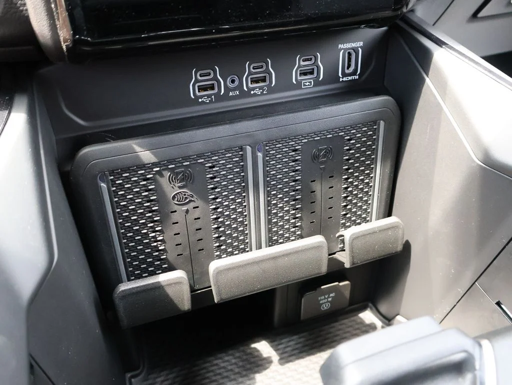 New 2026 Bright White Clear-Coat Exterior Paint RAM Laramie image 38