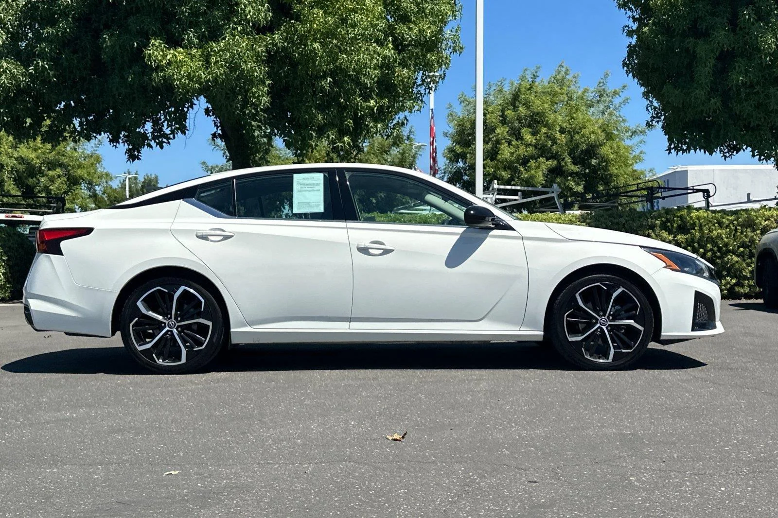 Used 2024 Glacier White Nissan 2.5 SR image 3