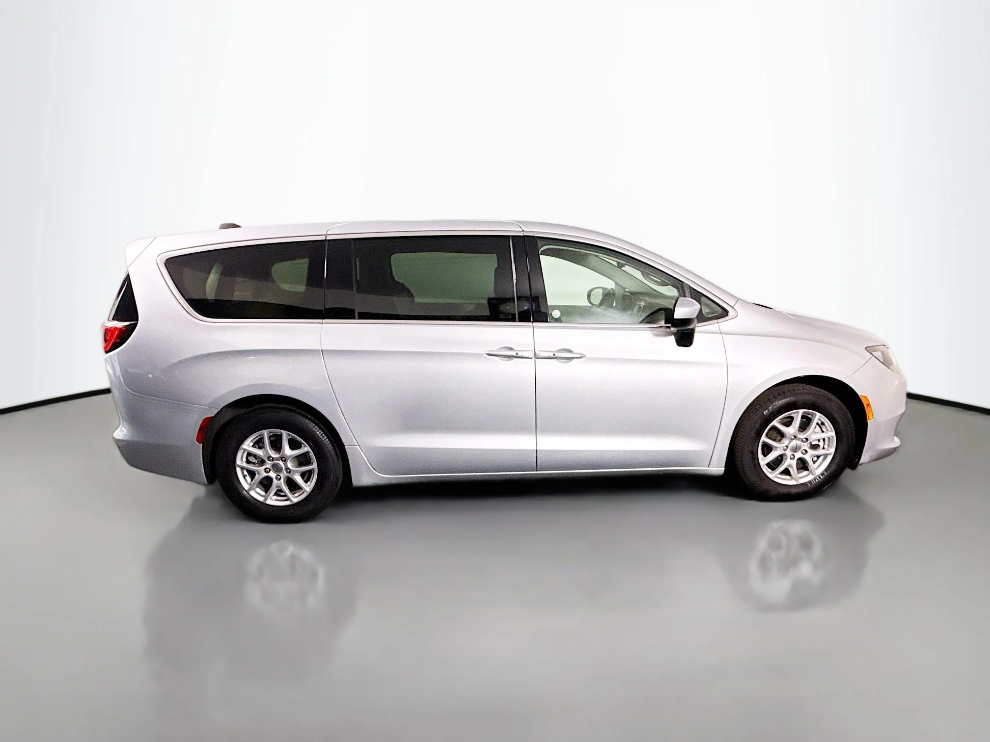 Used 2023 Silver Mist Clearcoat Chrysler LX image 8