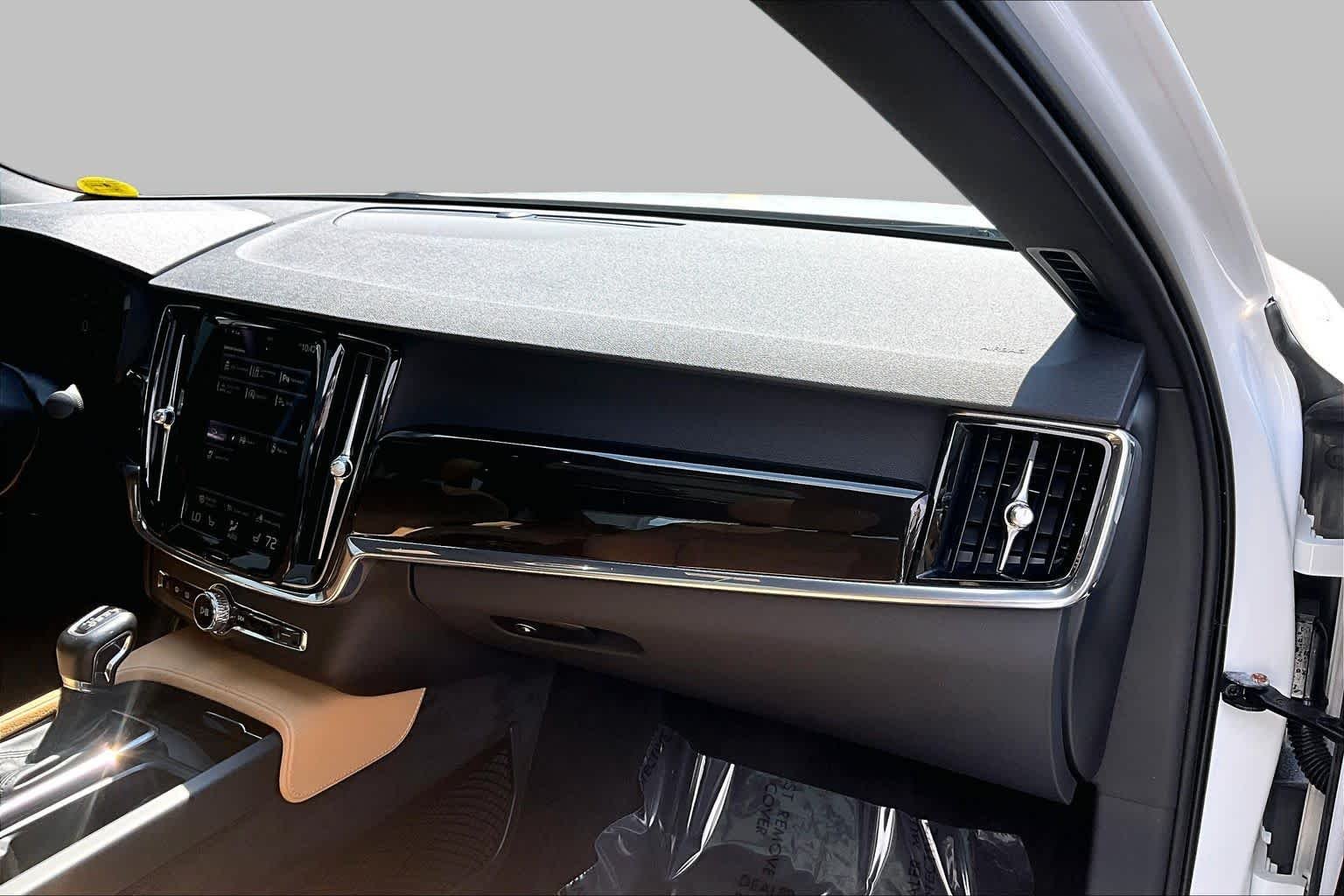 Used 2018 Crystal White Pearl Metallic Volvo Momentum image 19
