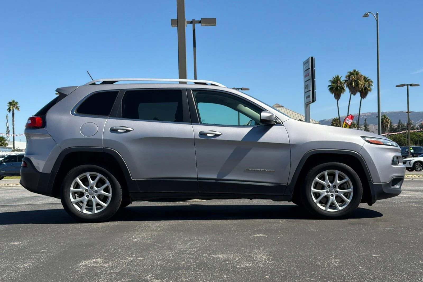 Used 2018 Silver Jeep Latitude image 3