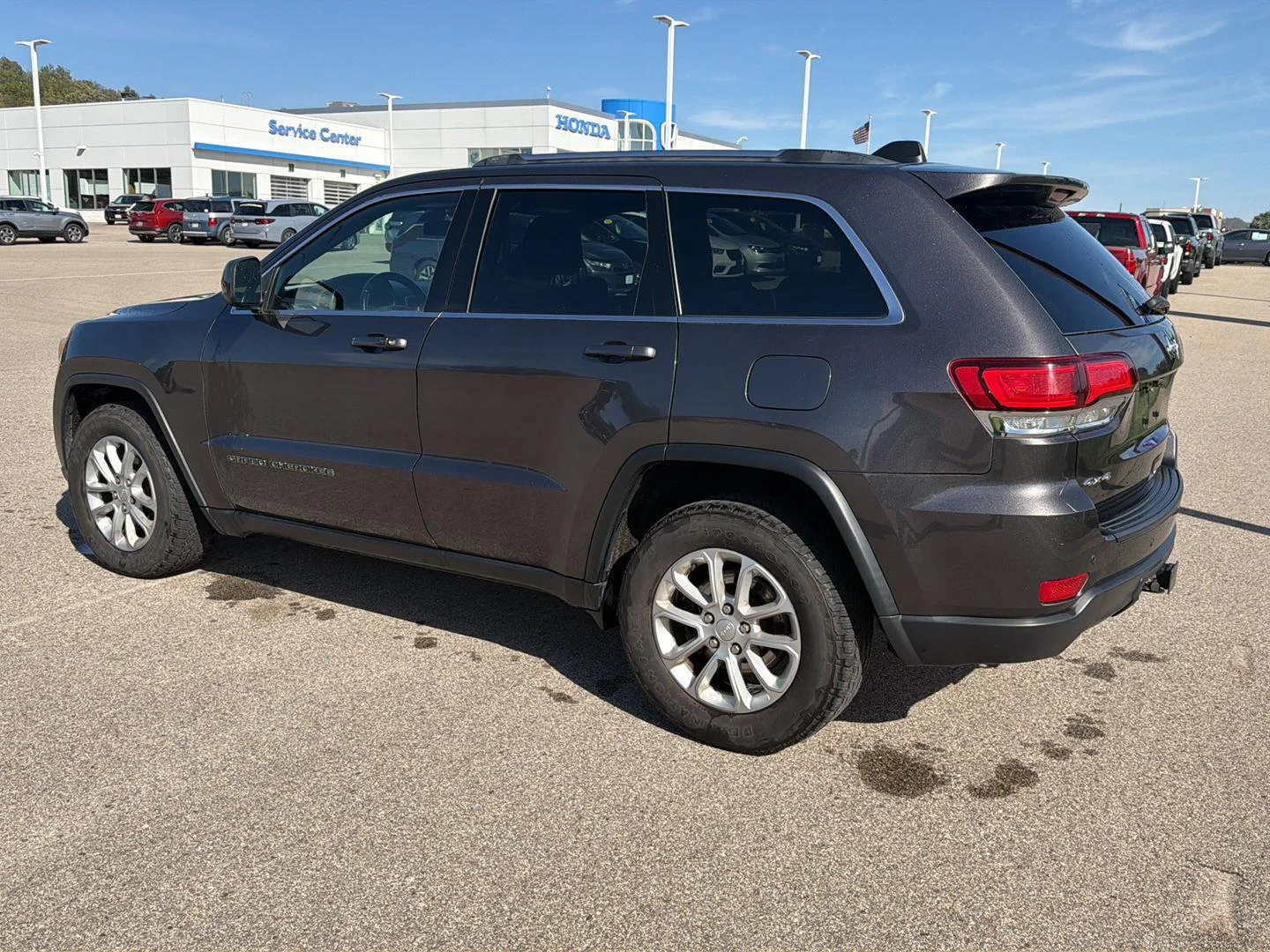 Used 2021 Granite Crystal Metallic Clearcoat Jeep Laredo E image 4