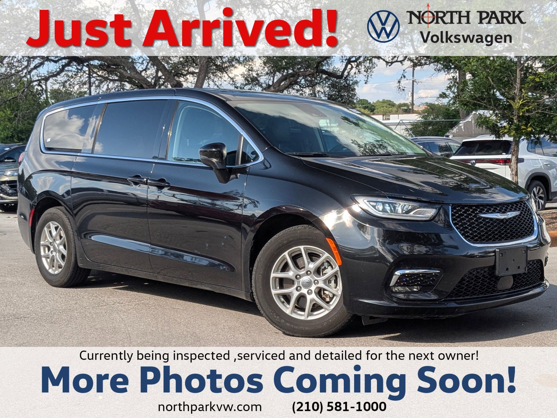 2023 Chrysler Pacifica Touring L's photo