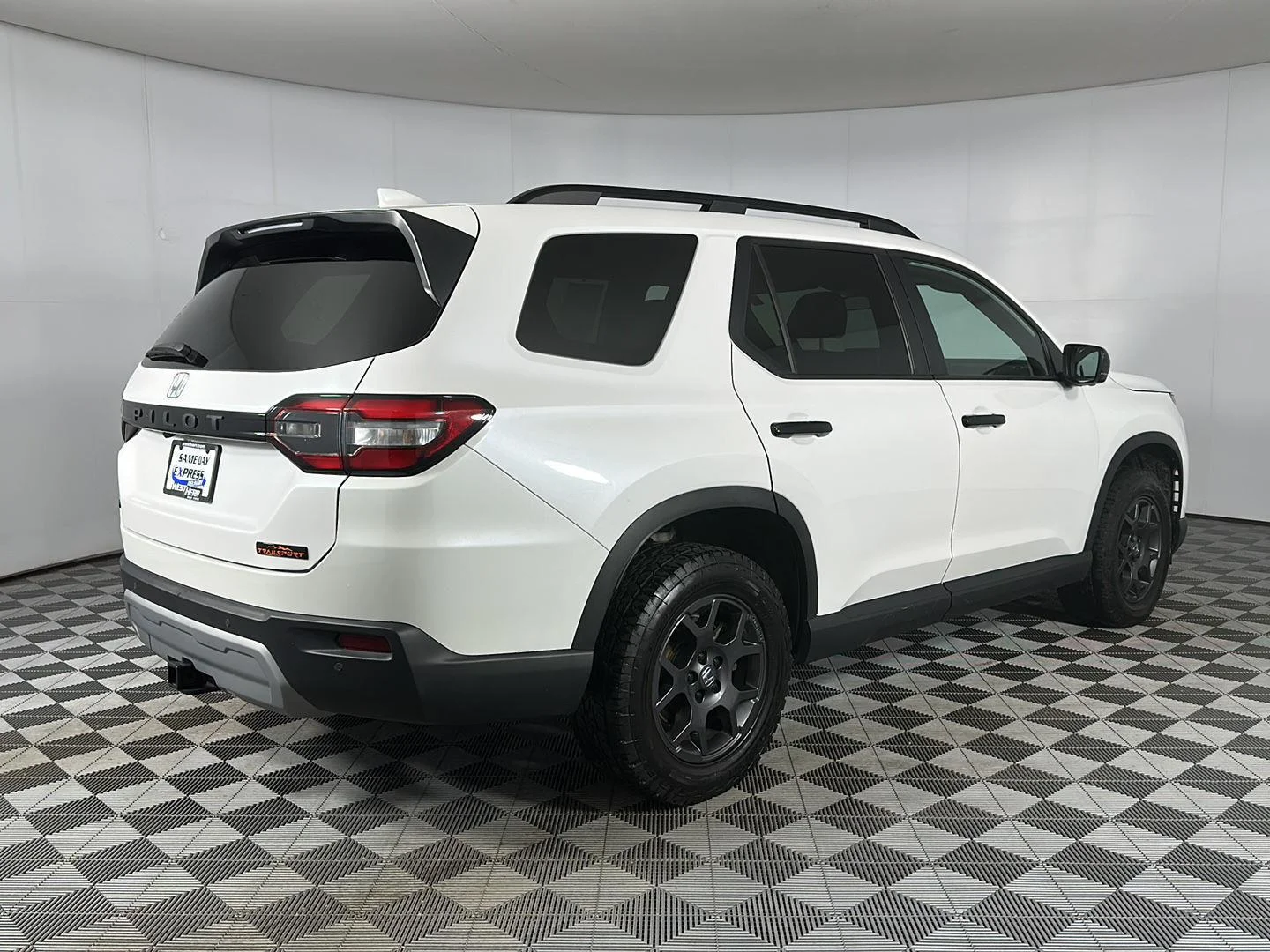 Used 2025 Platinum White Pearl Honda TrailSport image 30