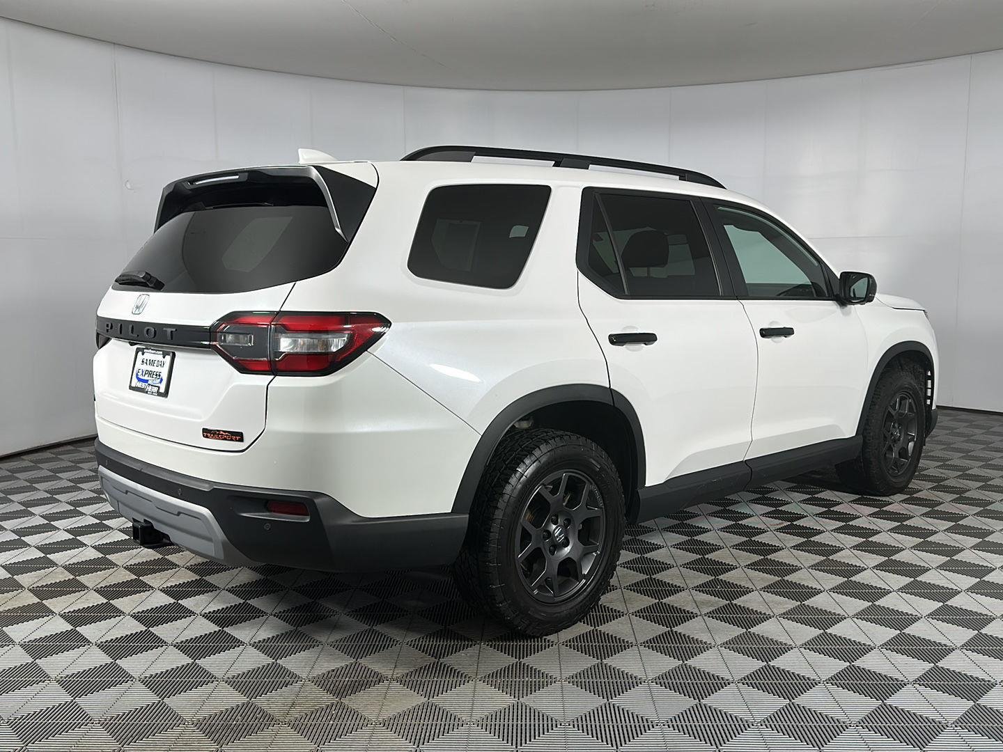 Used 2025 Platinum White Pearl Honda TrailSport image 30