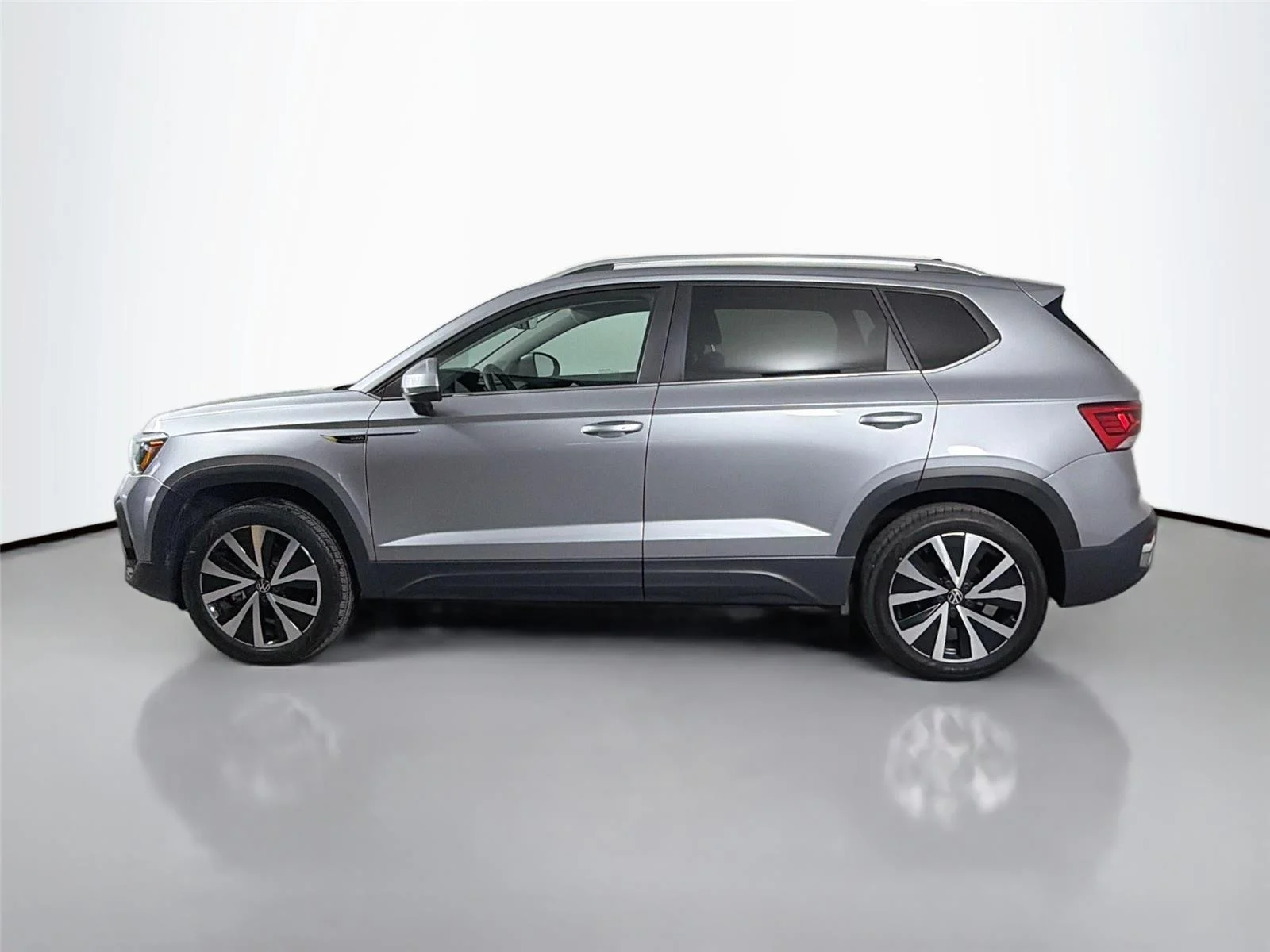 Used 2023 Pyrite Silver Metallic Volkswagen SE image 8
