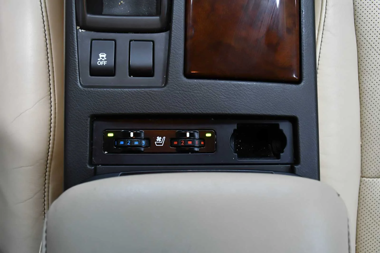 Used 2013 Starfire Pearl Lexus  image 21