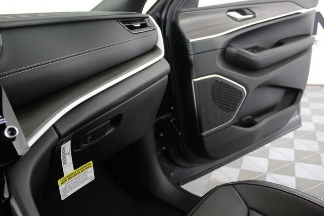 New 2026 Baltic Gray Metallic Clear-Coat Exterior Paint Jeep Limited image 12
