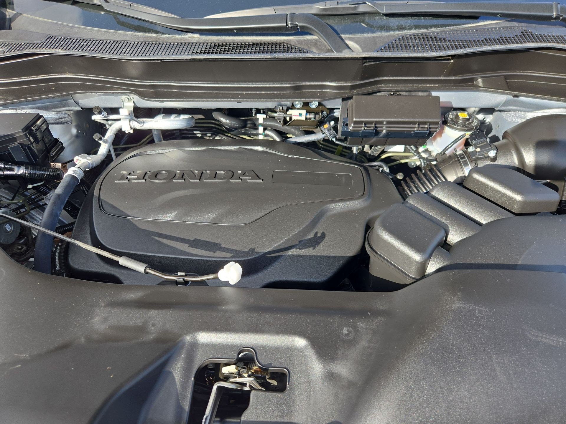 Certified Used 2025 Solar Silver Metallic Honda AWD RTL image 68