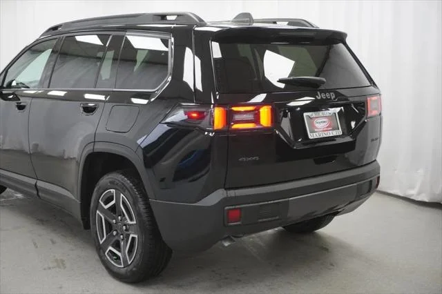 New 2026 Diamond Black Crystal Pearl-Coat Exterior Paint Jeep Limited image 12