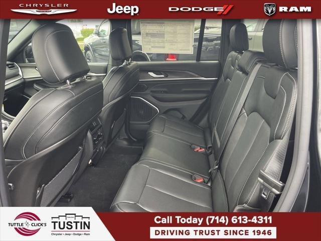 New 2026 Diamond Black Crystal Pearl-Coat Exterior Paint Jeep Limited image 18