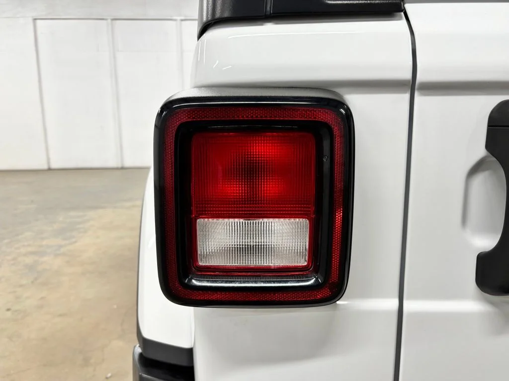Used 2021 White Jeep Unlimited Sahara image 8