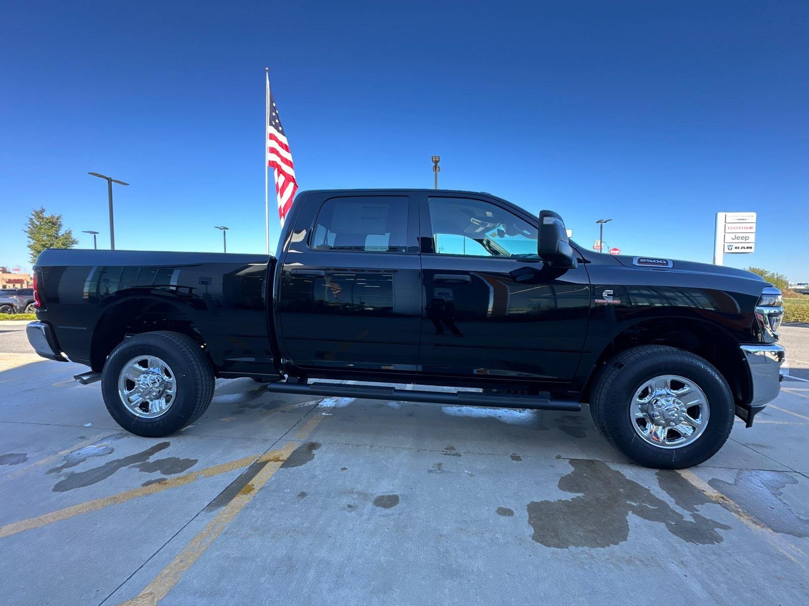 New 2026 Diamond Black Crystal Pearl-Coat Exterior Paint RAM Tradesman image 5