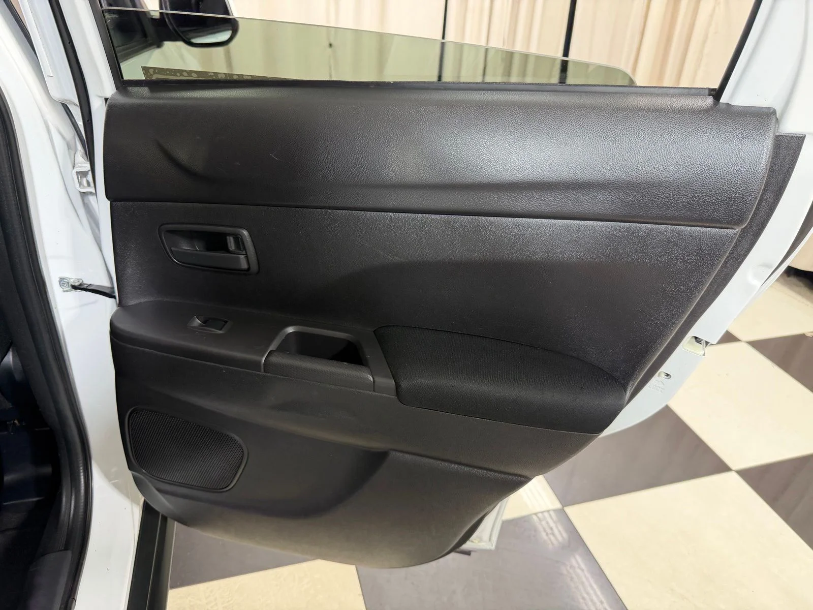 Used 2015  Mitsubishi ES image 26