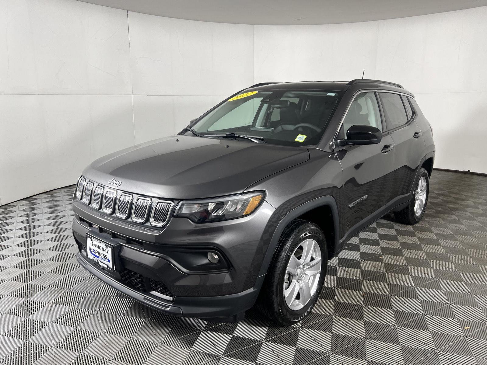 Used 2022 Granite Crystal Metallic Clearcoat Jeep Latitude image 11