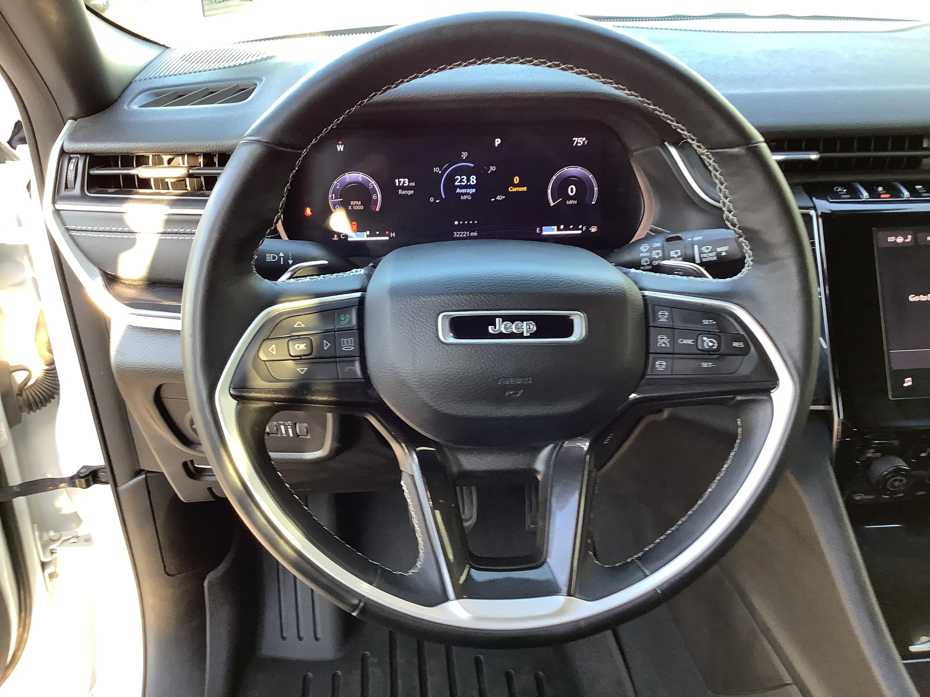 Used 2022 White Jeep Altitude image 12