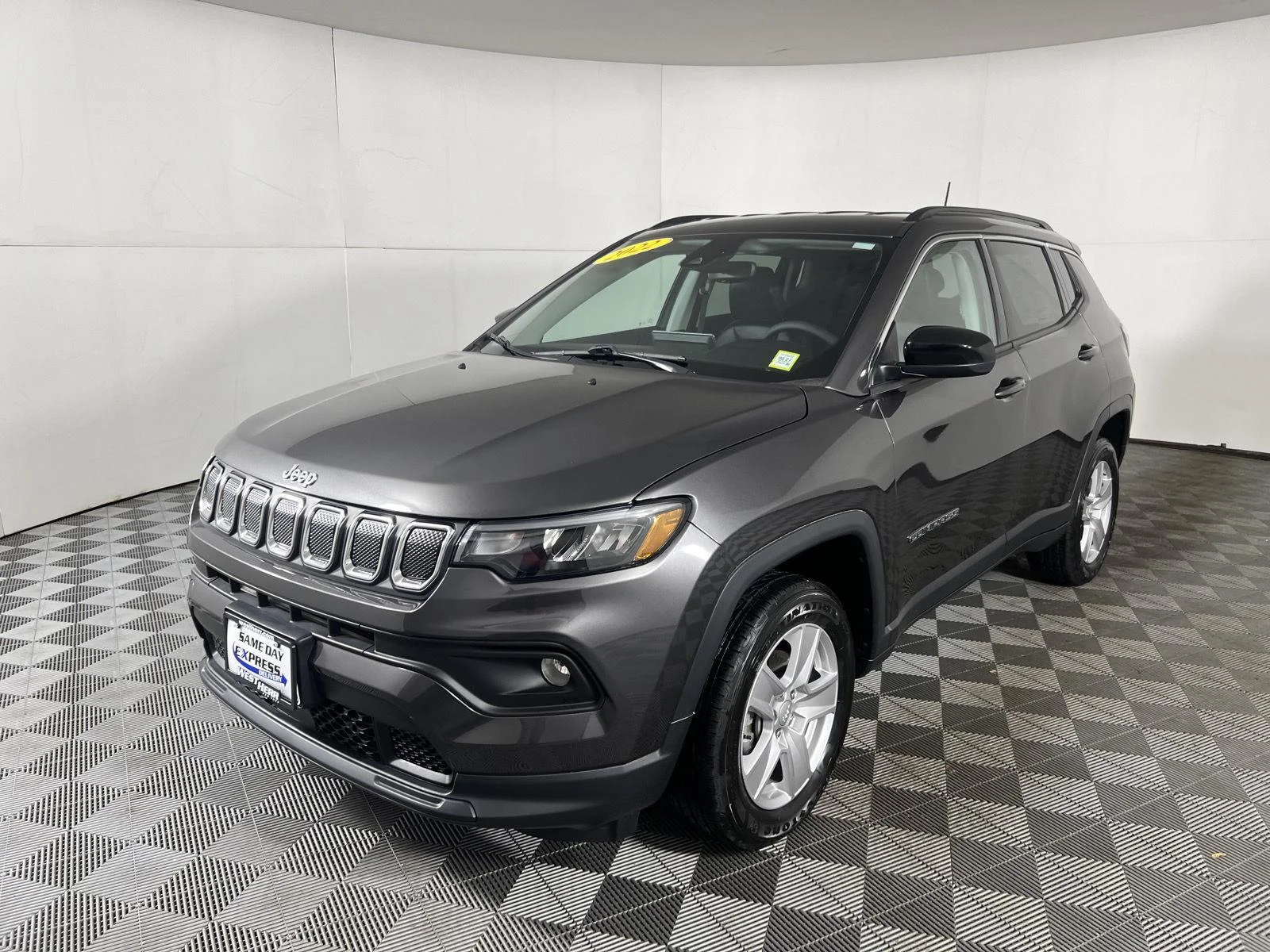Used 2022 Granite Crystal Metallic Clearcoat Jeep Latitude image 11