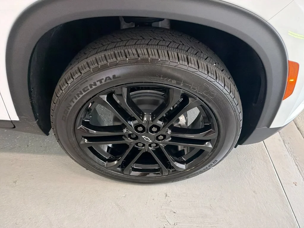 New 2027 Summit White Chevrolet LT image 4