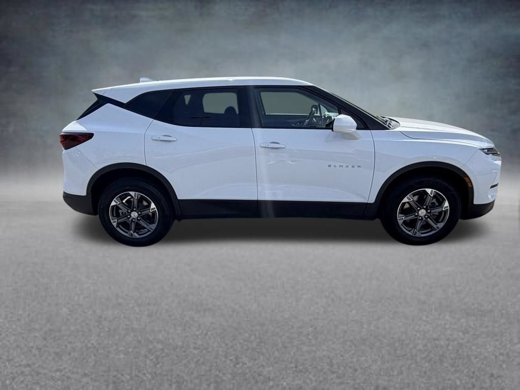 Used 2025 Summit White Chevrolet 2LT image 7