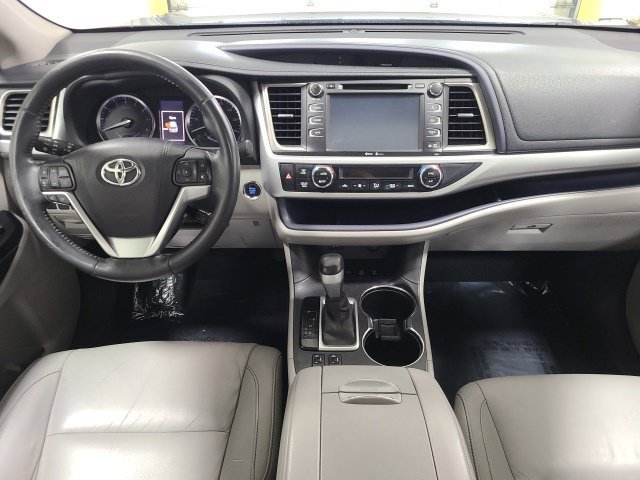 Used 2015 Predawn Gray Mica Toyota XLE image 23