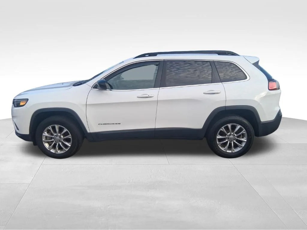 Used 2022 White Jeep Latitude Lux image 2