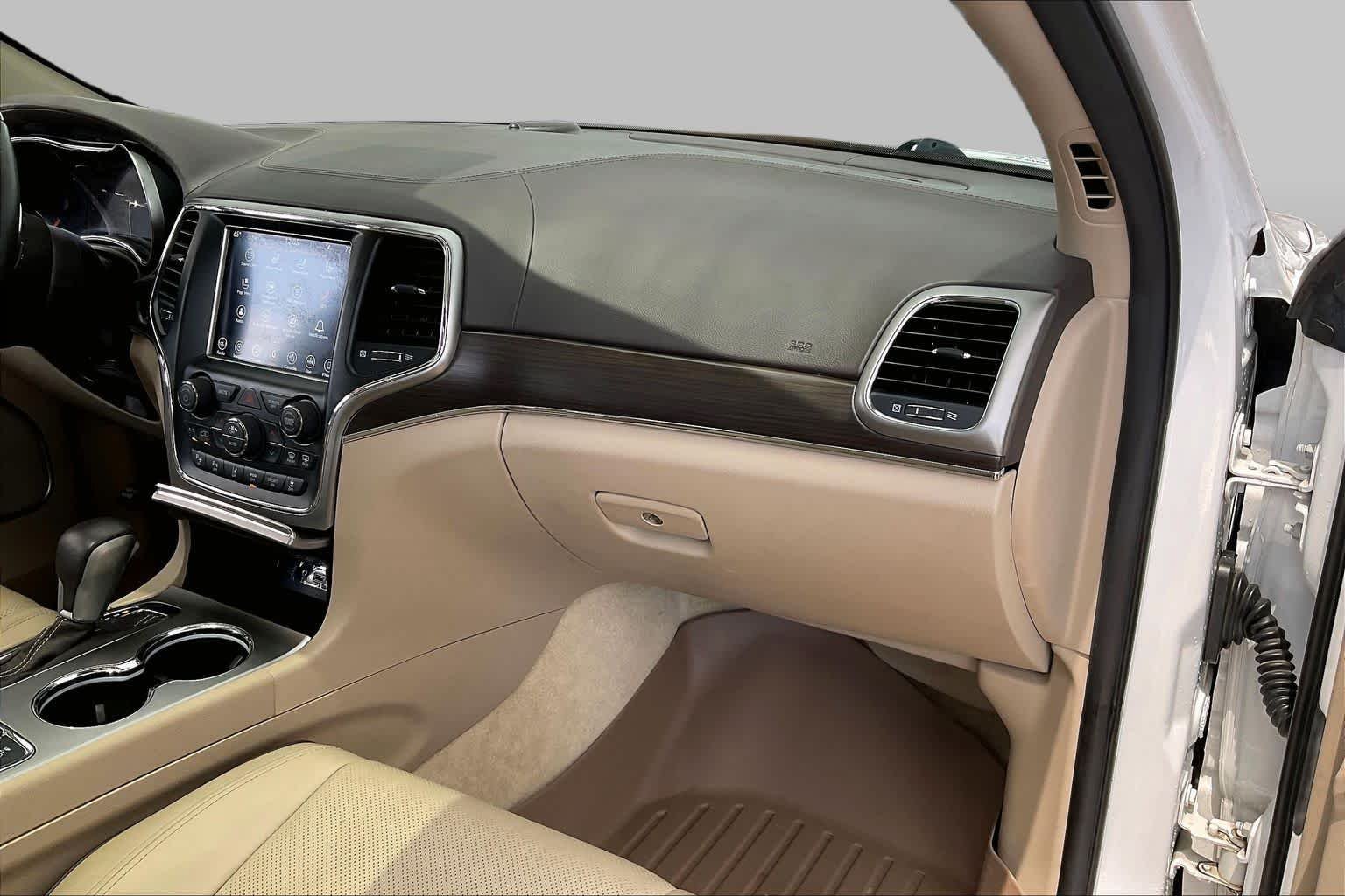 Used 2018 Ivory 3-Coat Jeep Overland image 17