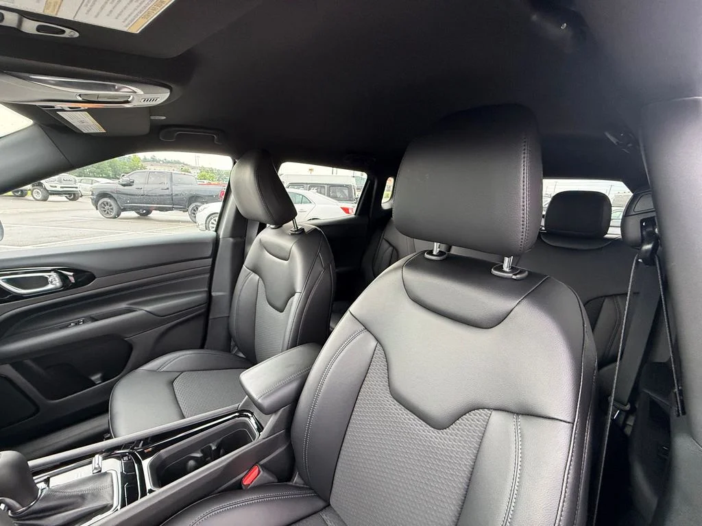 New 2026 Sting-Gray Clearcoat Jeep Latitude image 21