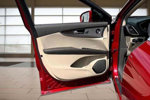 Used 2020 Red Lincoln Reserve image 23