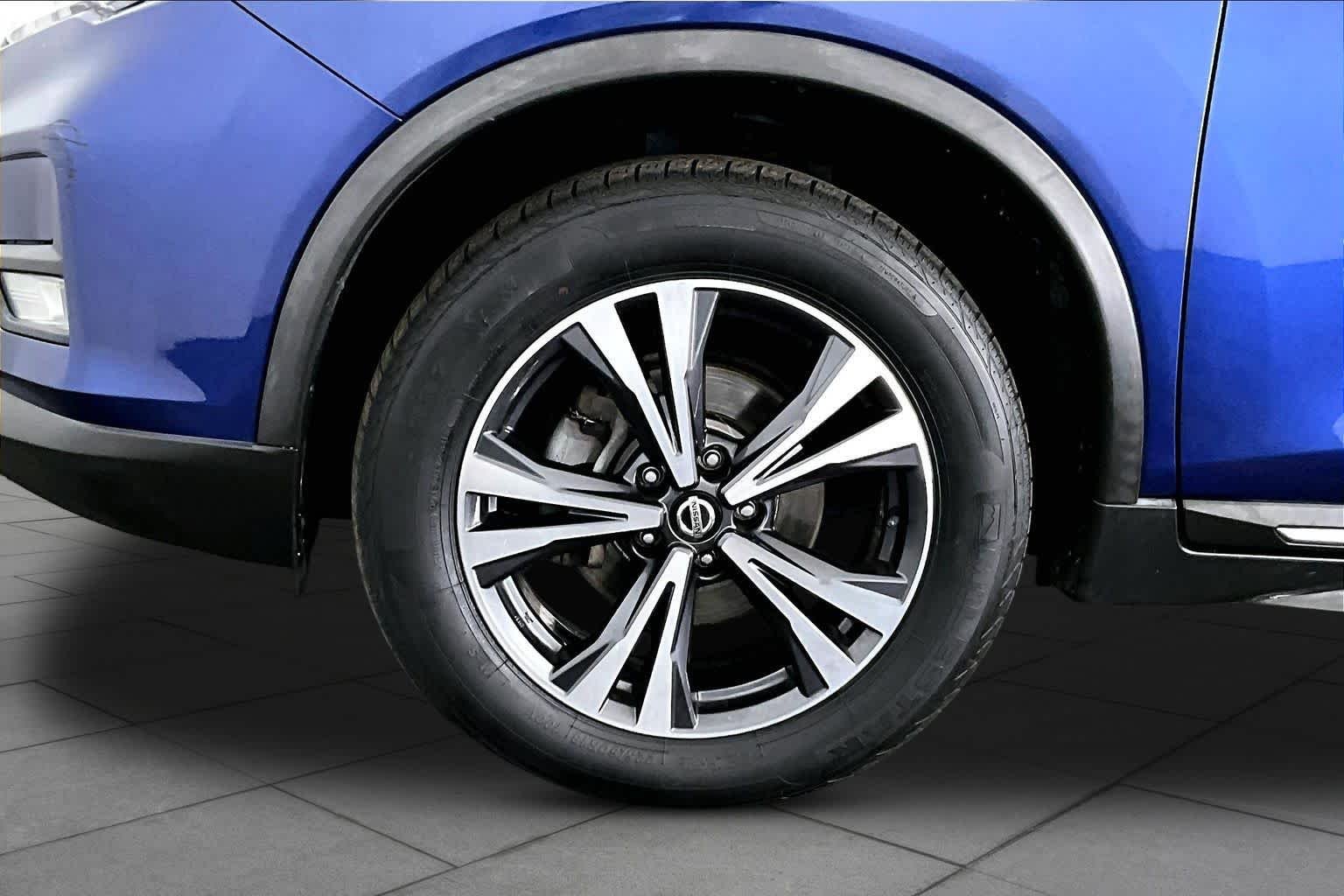 Used 2018 Caspian Blue Nissan SL image 11