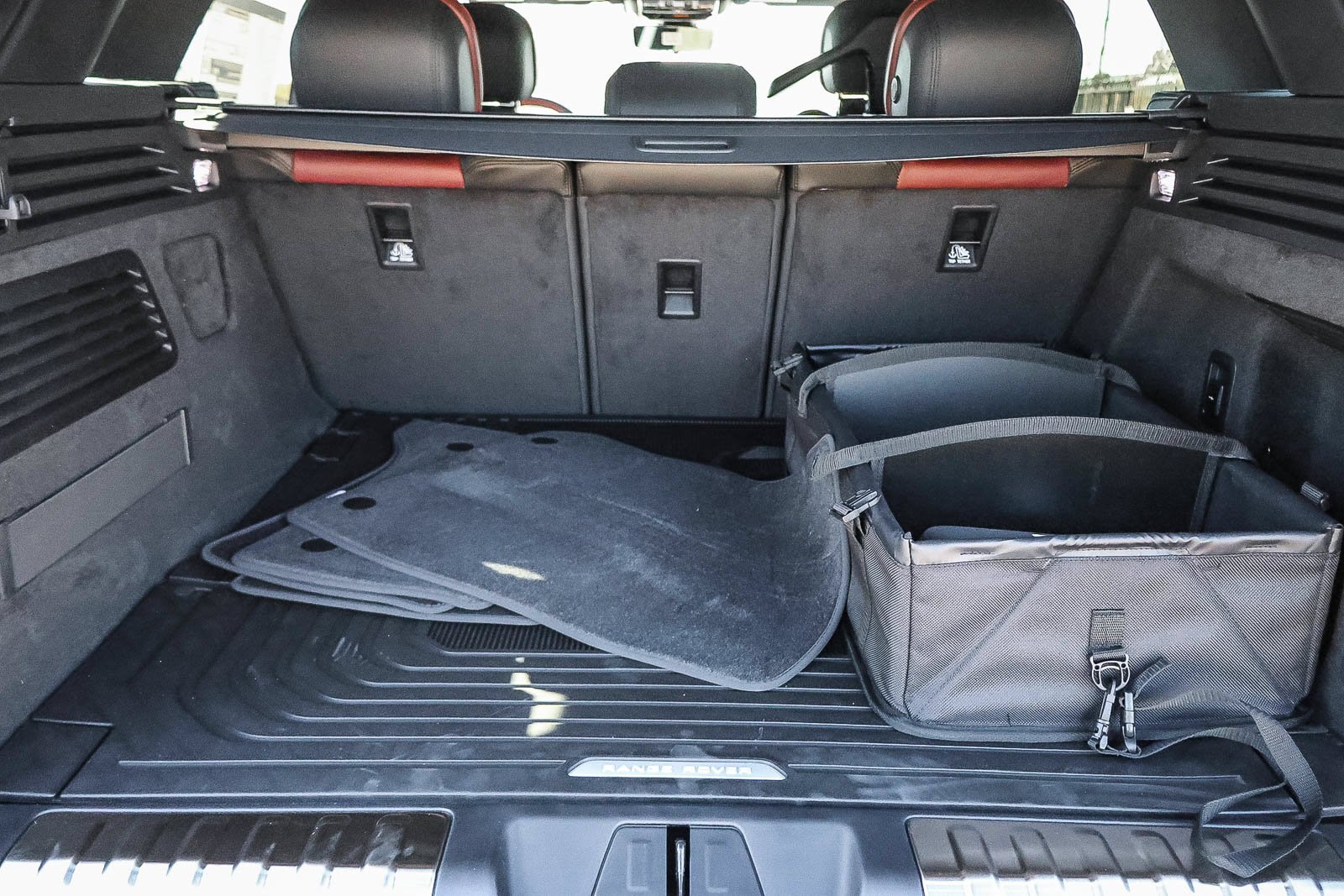 New 2026 Fuji White Land Rover Dynamic SE image 27
