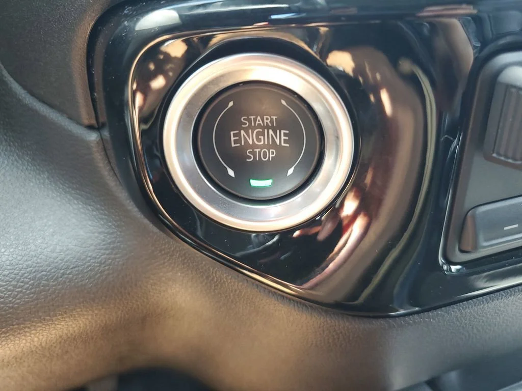Certified Used 2025 Sterling Metallic GMC SLT image 26