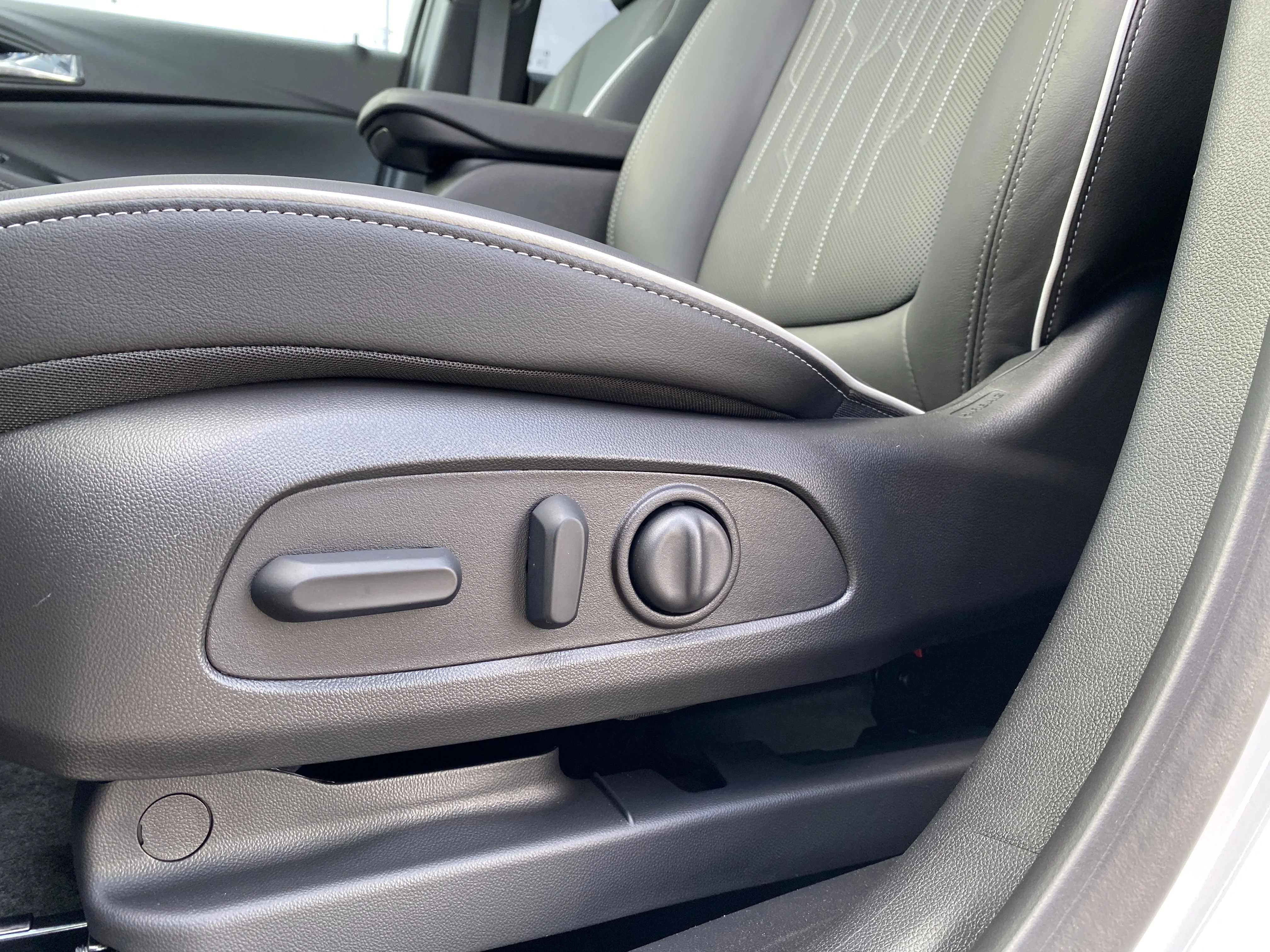 New 2026 WHITE FROST TRICOAT Buick Avenir image 27