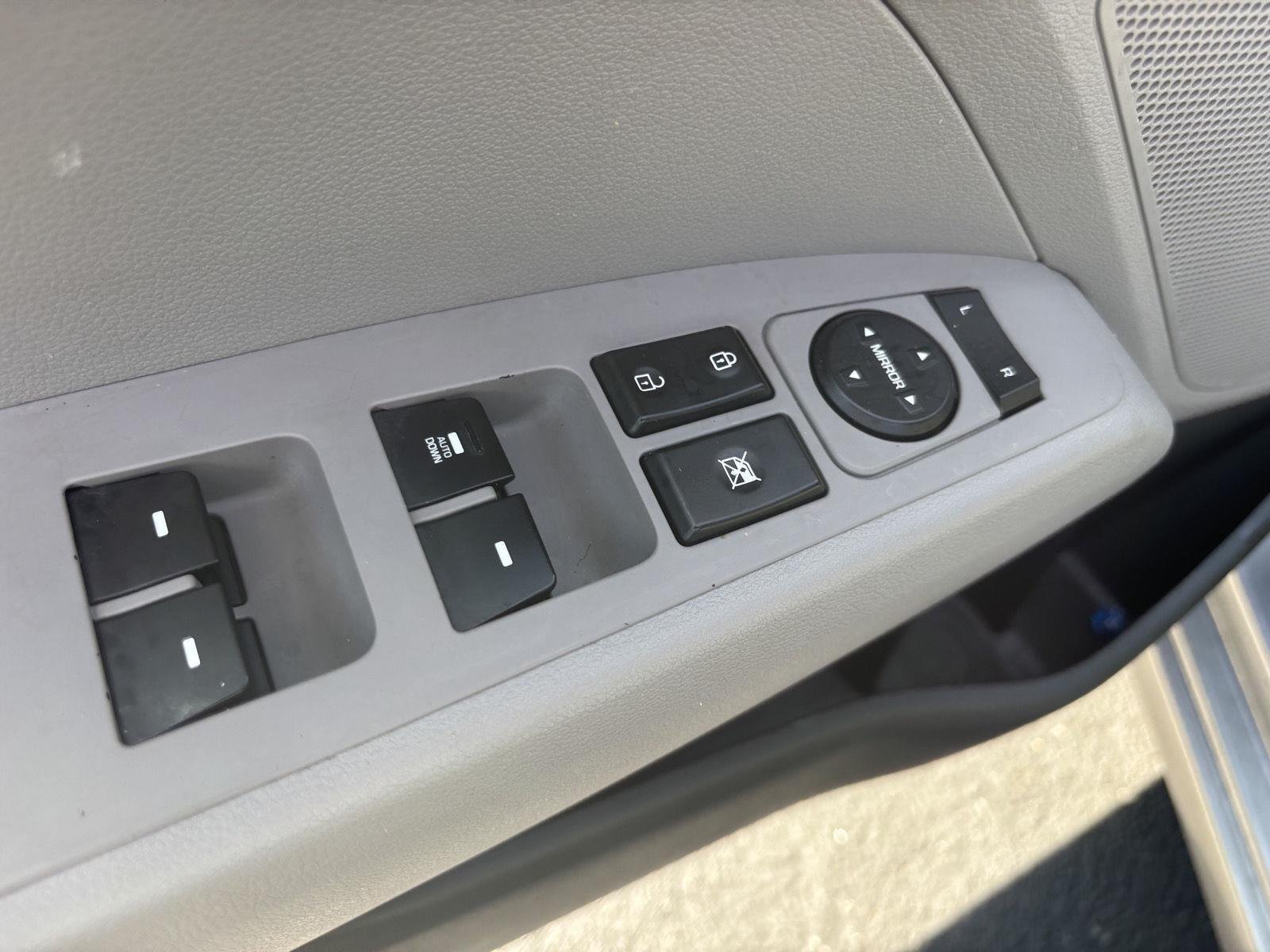 Used 2020 Stellar Silver Hyundai SE image 10