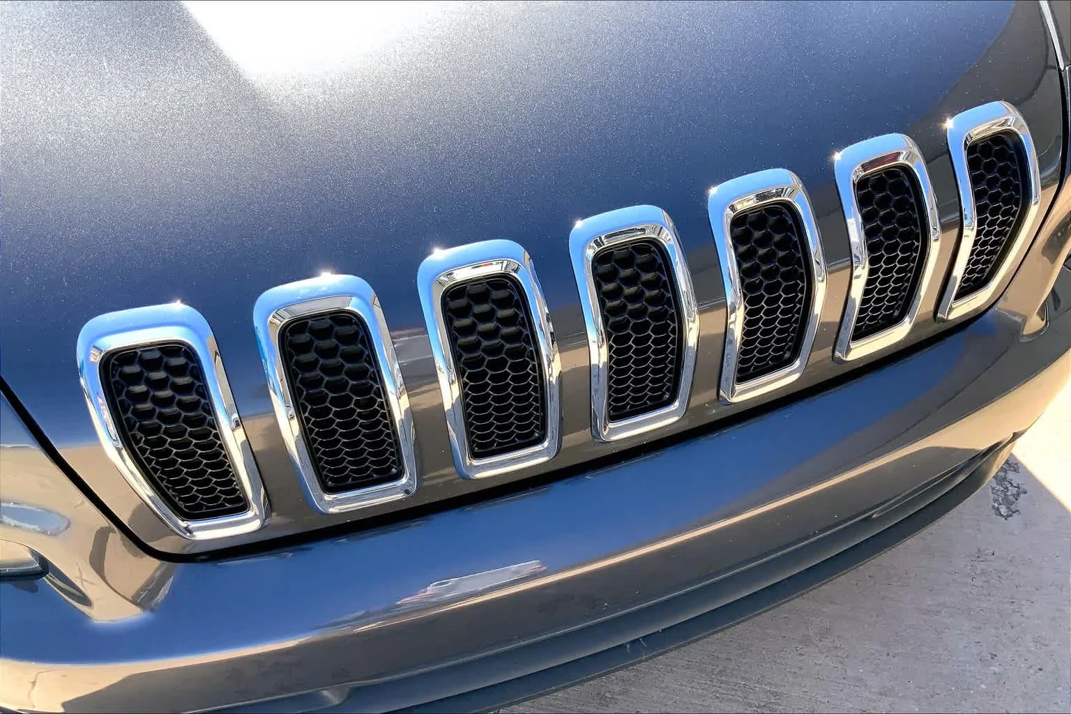 Used 2015 Granite Crystal Metallic Clearcoat Jeep Latitude image 28