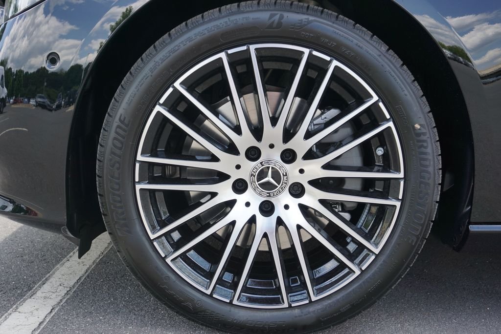 2025 Mercedes-Benz C-Class Sedan C 300 - Photo 18