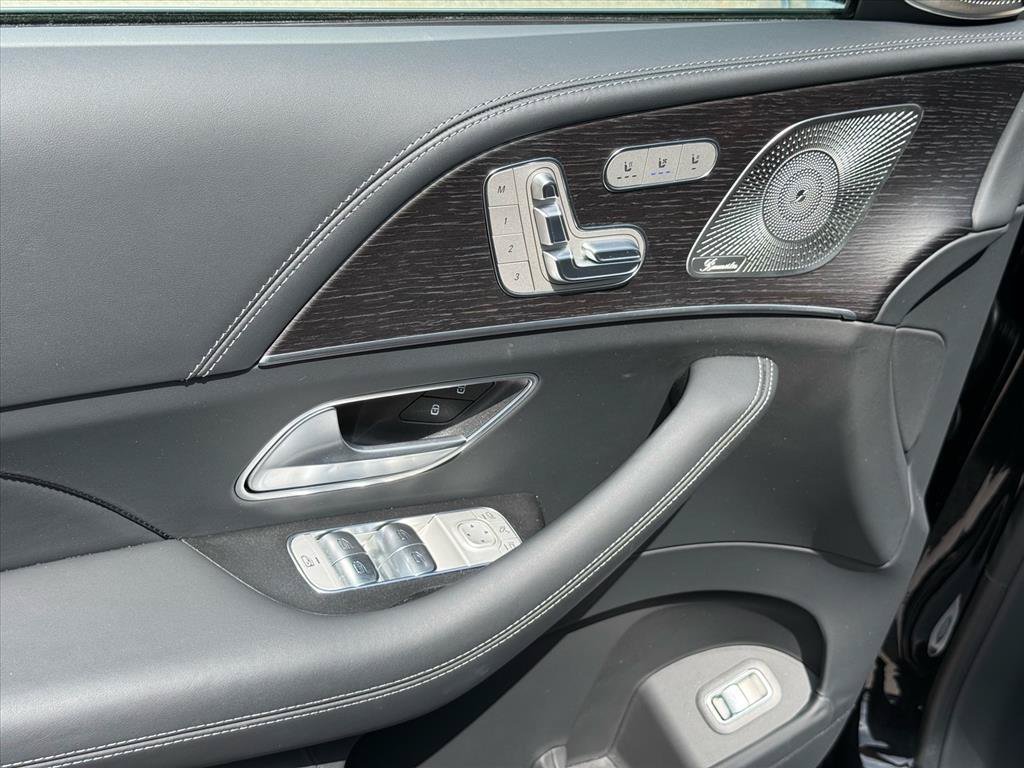Certified Used 2025 Cirrus Silver (Upper) / Obsidian Black Metallic (Lower) Mercedes-Benz Maybach GLS 600 image 17