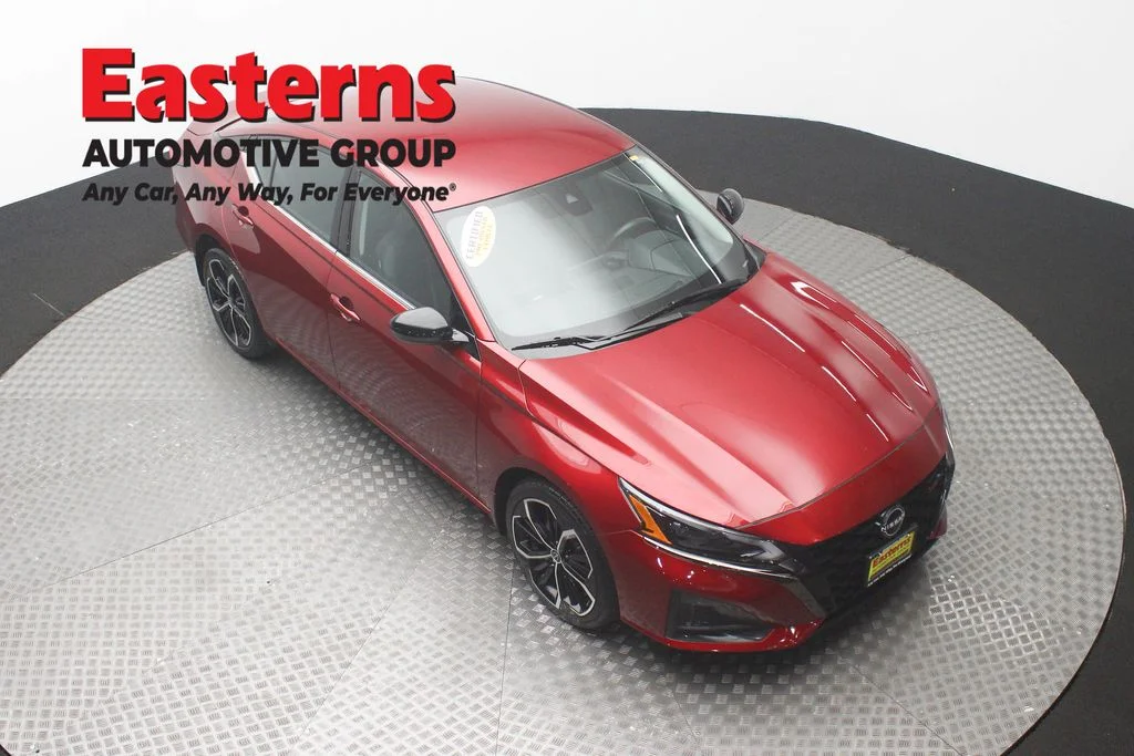 Used 2023 Red Nissan 2.5 SR image 3