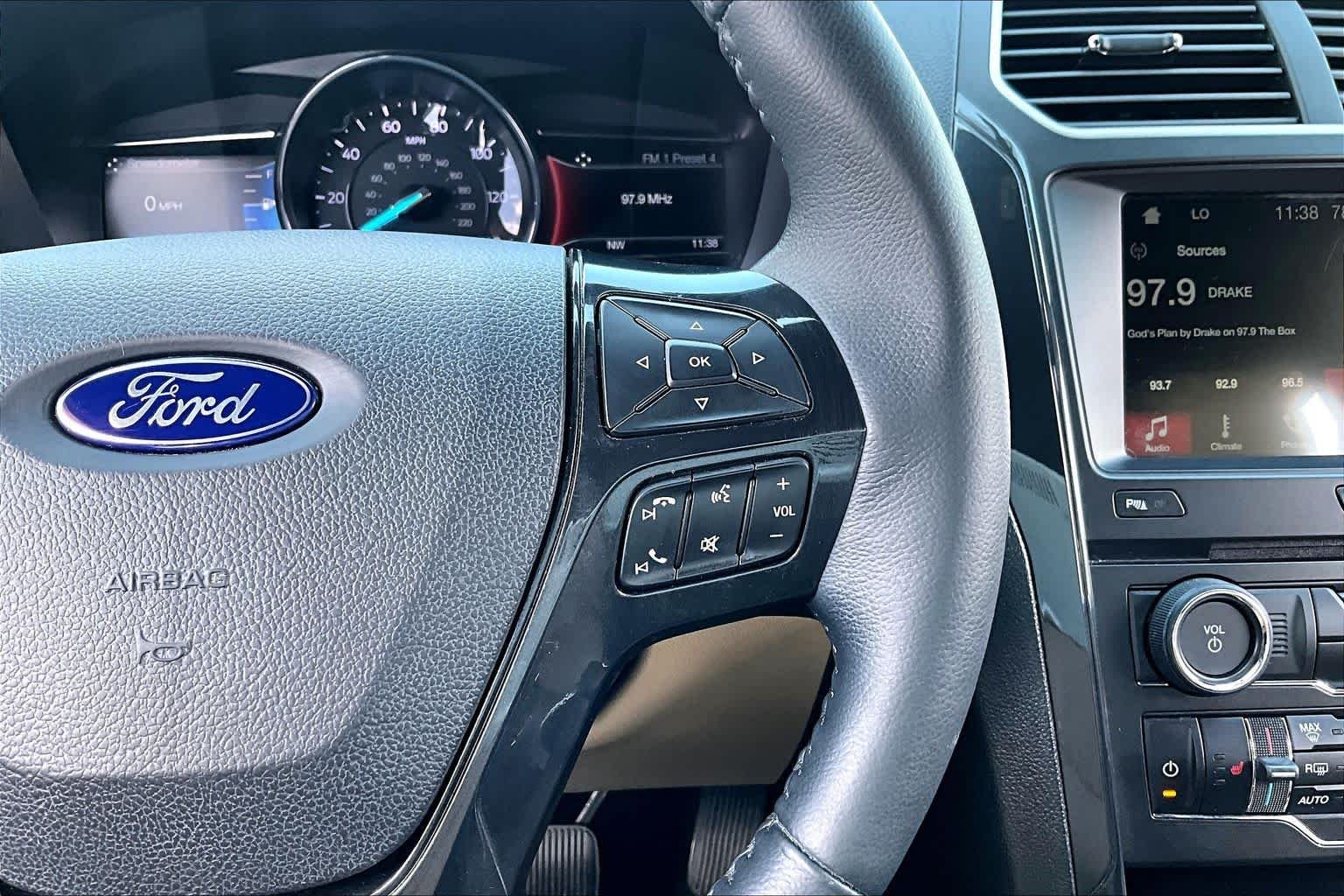 Used 2017 White Platinum Metallic Tri-Coat Ford XLT image 25
