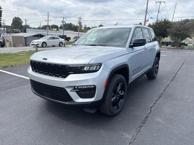 New 2025 Silver Zynith Exterior Paint Jeep Limited image 3