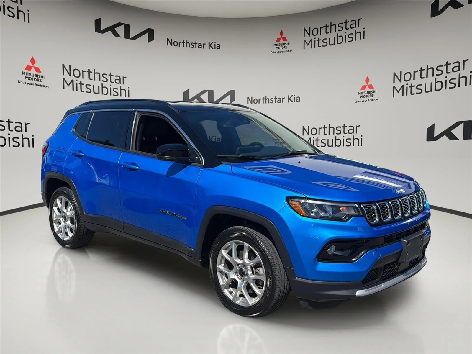 Used 2025 Hydro Blue Pearlcoat Jeep Limited image 7