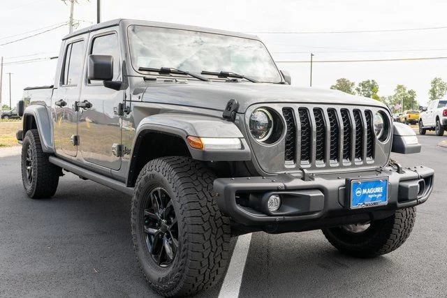 Used 2023 Gray Jeep Sport S image 4