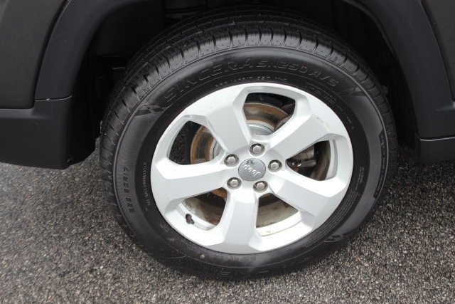 Used 2019 Gray Jeep Latitude image 36