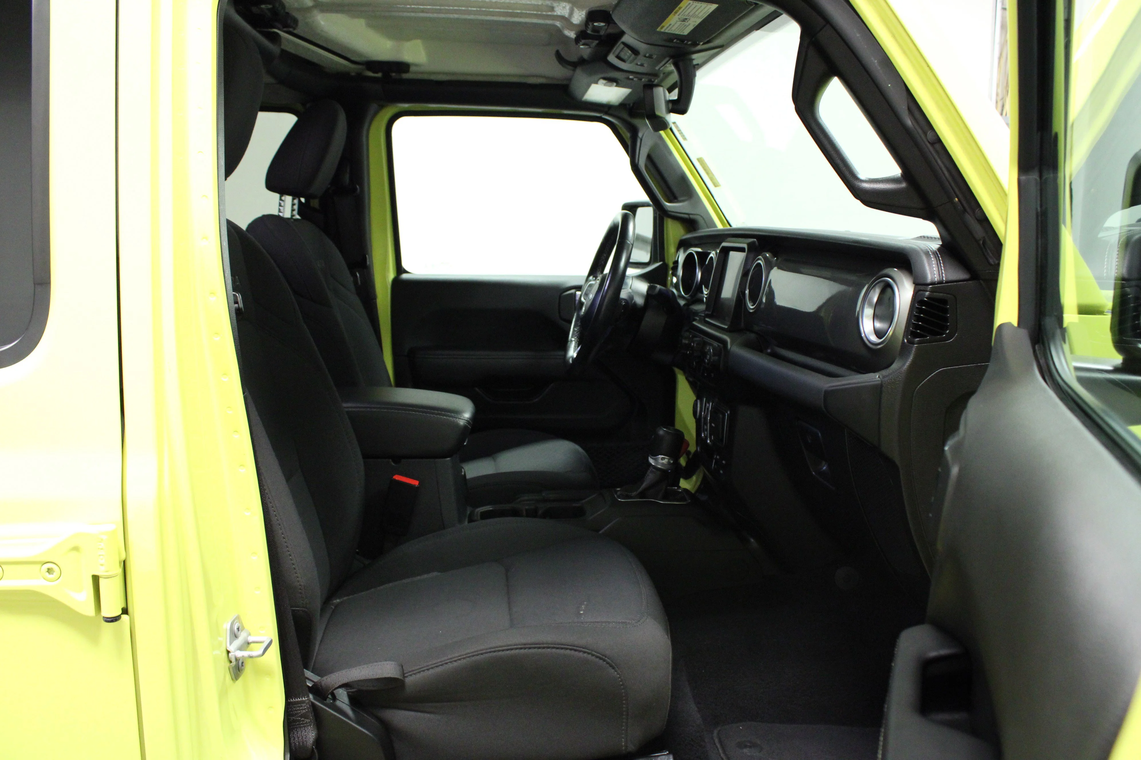 Used 2023 High Velocity Clearcoat Jeep Sahara image 16