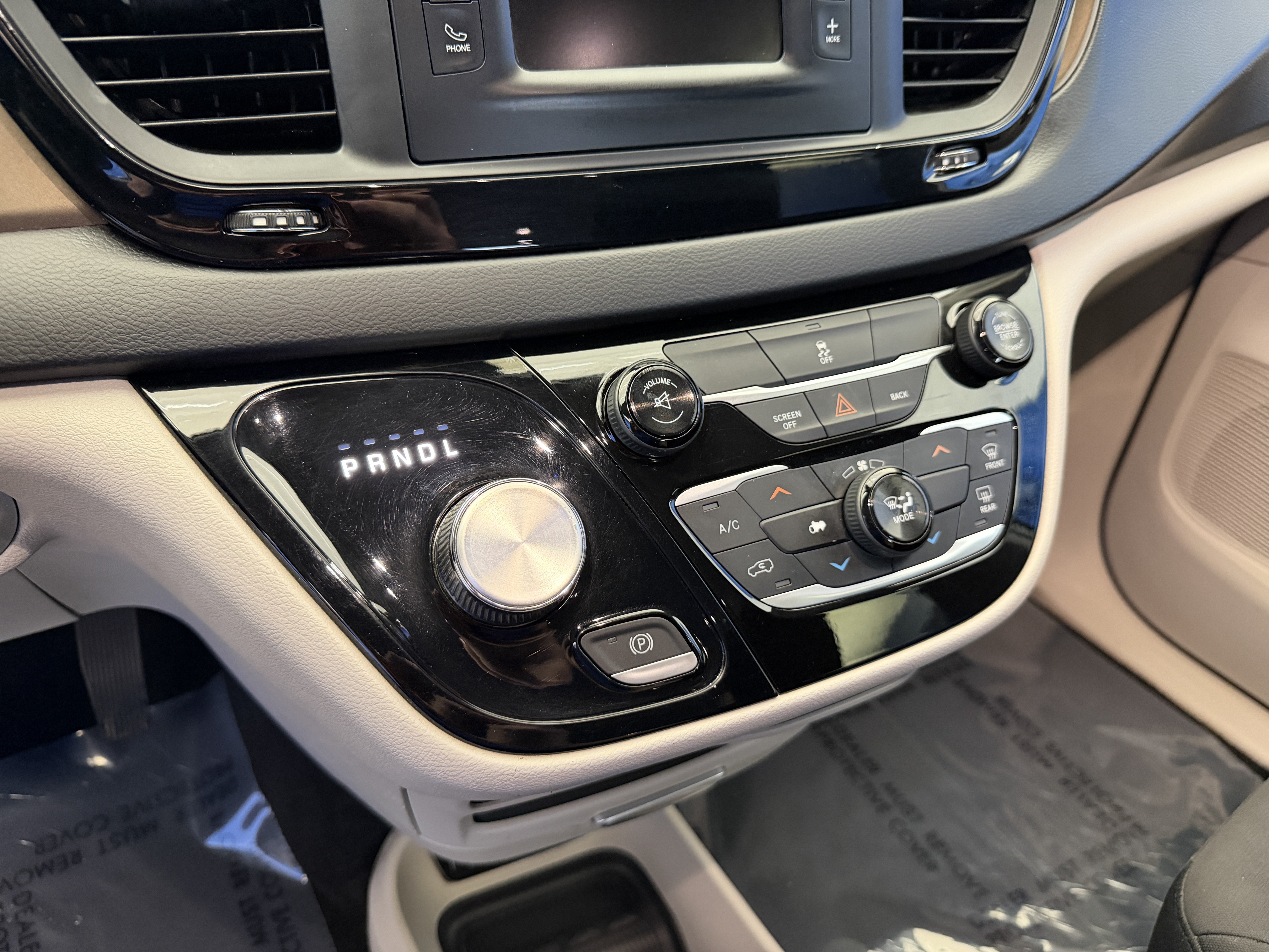 Used 2017 Bright White Clearcoat Chrysler Touring image 22